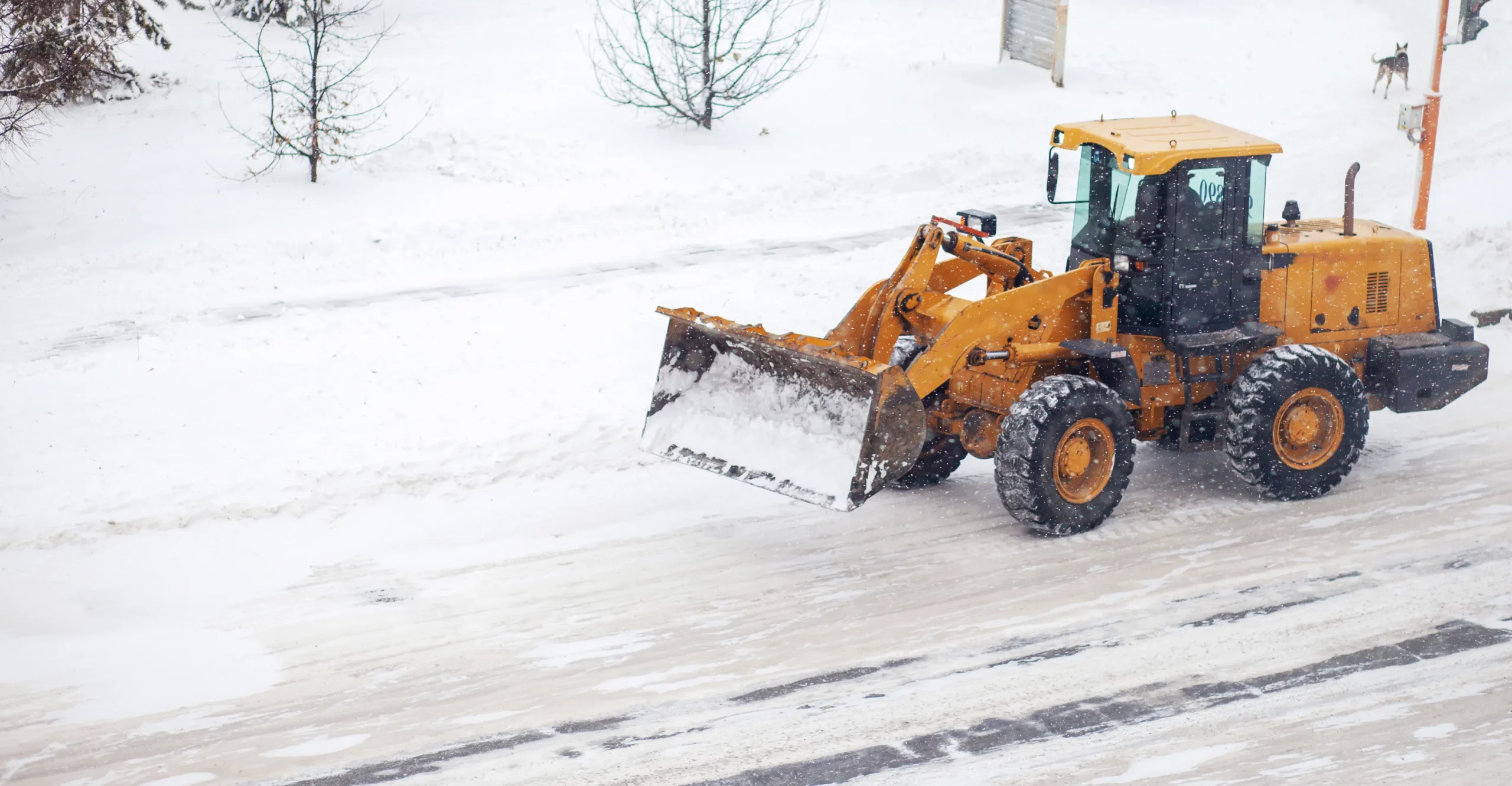 tractor-cleaning-roads-in-the-city-from-snow